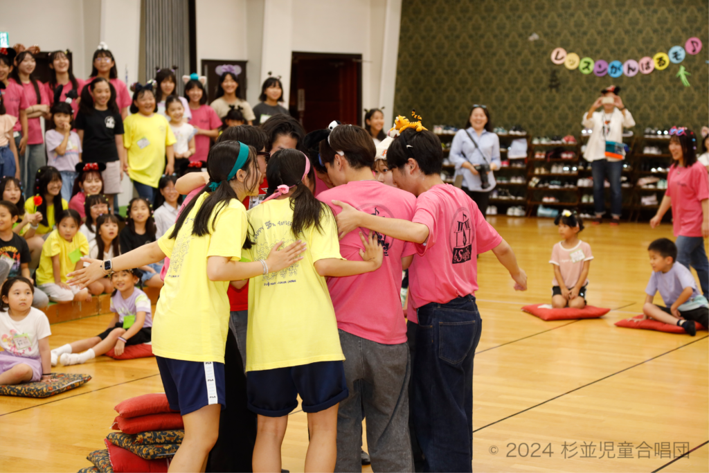 子ども会②
お楽しみ恒例の座布団取りの最中、何やら話し合うOG達…